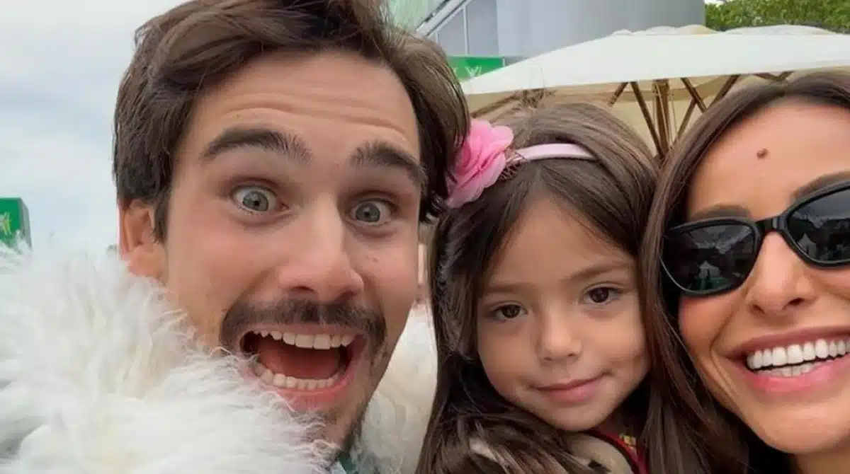 Nicolas Prattes mostra a filha de Sabrina Sato conversando em inglês, nos EUA