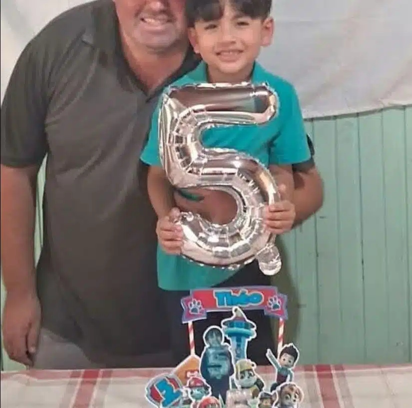 O pai no último aniversário do menino Theo