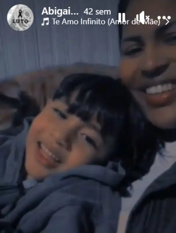 O menino Theo ao lado de sua mãe, ele foi vítima do próprio pai