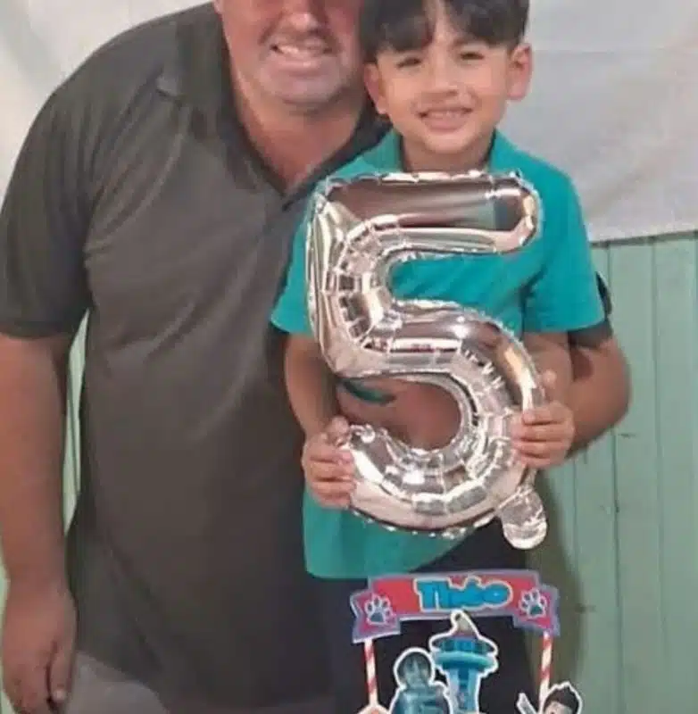 O pai com o menino Theo no último aniversário dele
