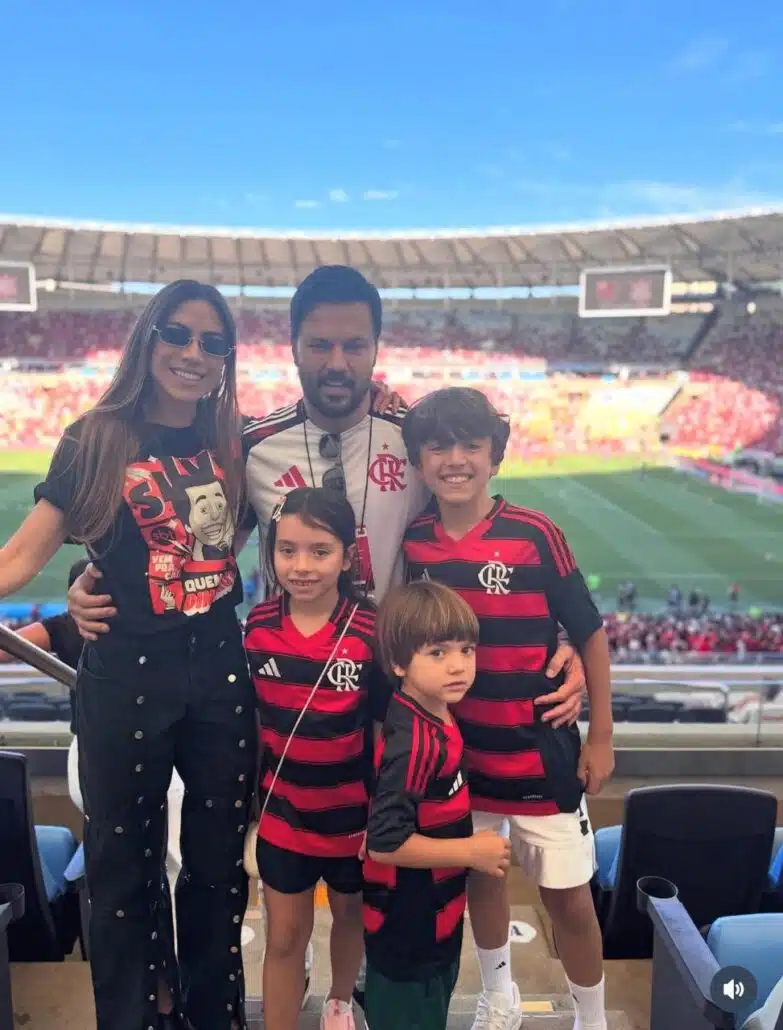 Patrícia Abravanel surgiu com o marido e os três filhos na arquibancada do Maracanã