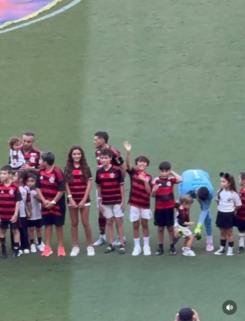 O primogênito de Patrícia Abravanel entrou em campo com os jogadores do Fla