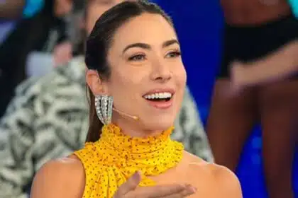 Patrícia Abravanel posa com seus filhos e os primos se divertindo na praia e impressiona