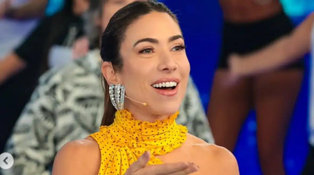 Patrícia Abravanel posa com seus filhos e os primos se divertindo na praia e impressiona
