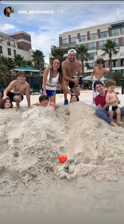 Patrícia Abravanel encanta ao mostrar seus filhos com os primos no praia e encanta