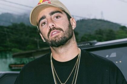 Pedro Scooby mostra o filho, de 13 anos, pilotando uma moto