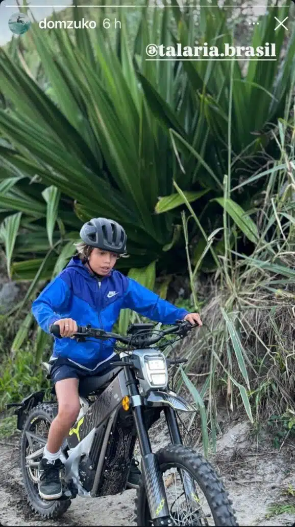 Dom, primogênito de Piovani e Pedro Scooby, fazendo uma trilha de motocicleta