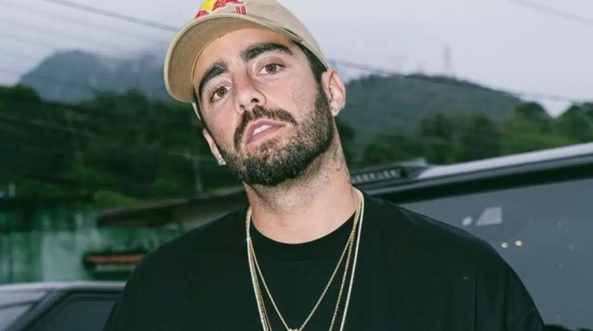 Pedro Scooby mostra o filho, de 13 anos, pilotando uma moto