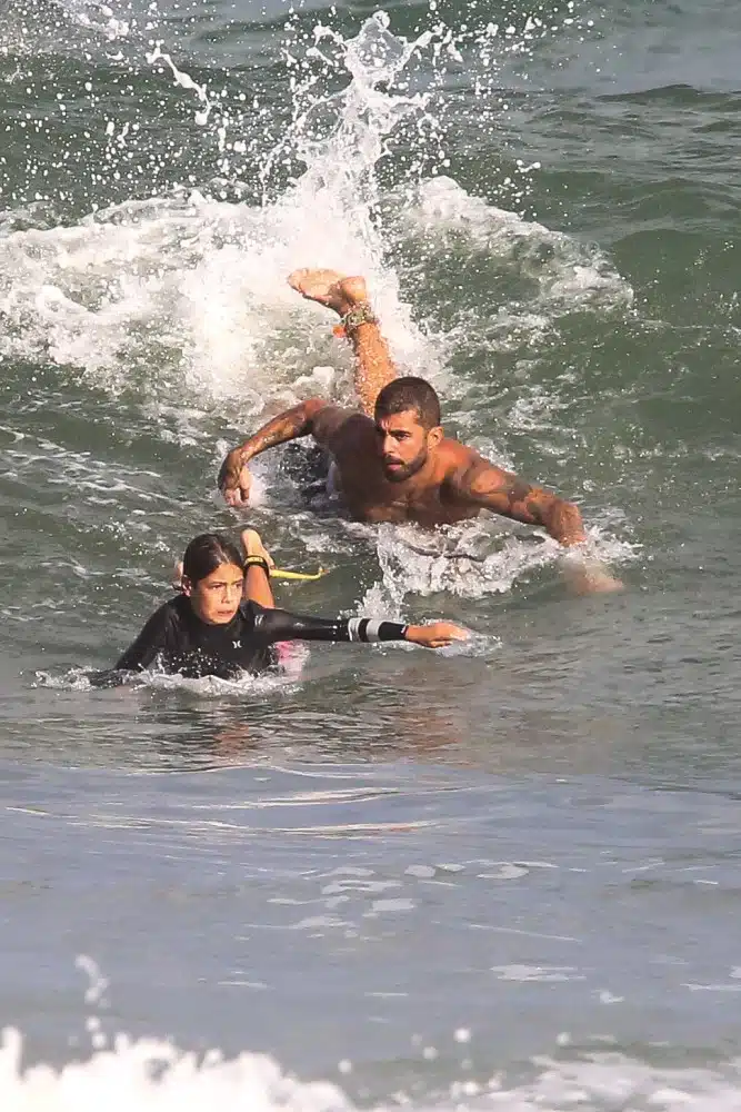 Pedro Scooby surge surfando com o primogênito na Prainha, no Rio de Janeiro