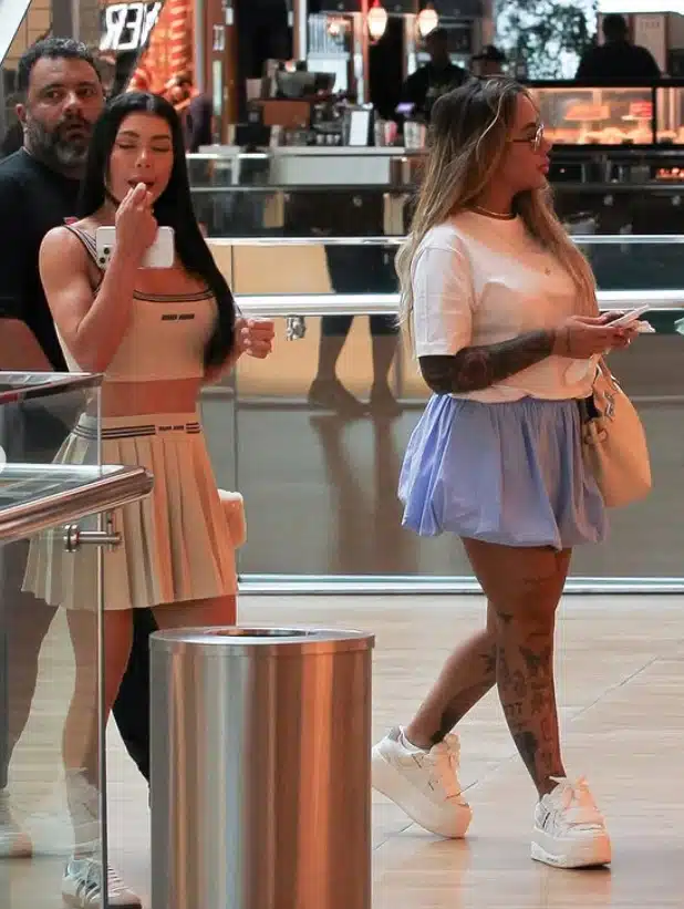 Rafaella Santos durante um passeio no shopping