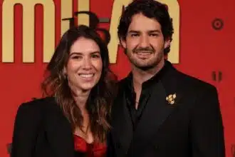 Rebeca Abravanel posa com seu bebê com Pato e mostra o rostinho dele