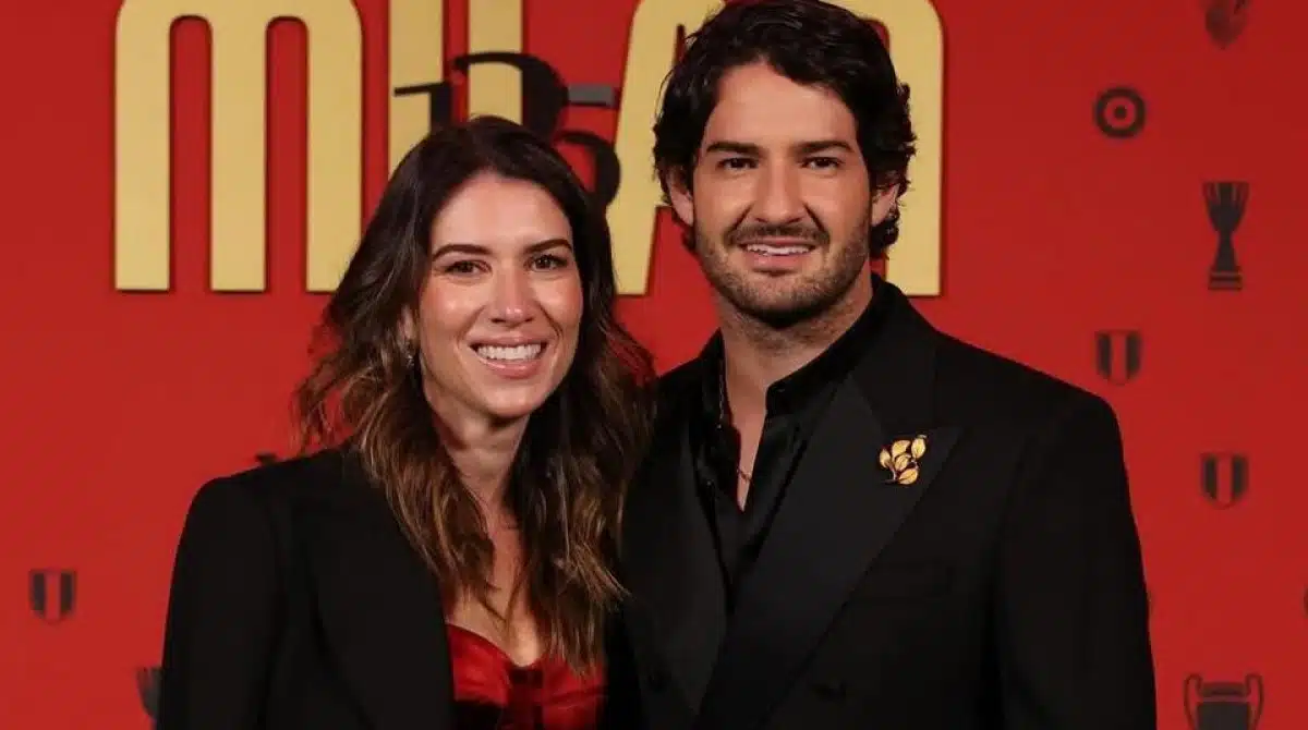 Rebeca Abravanel posa com seu bebê com Pato e mostra o rostinho dele
