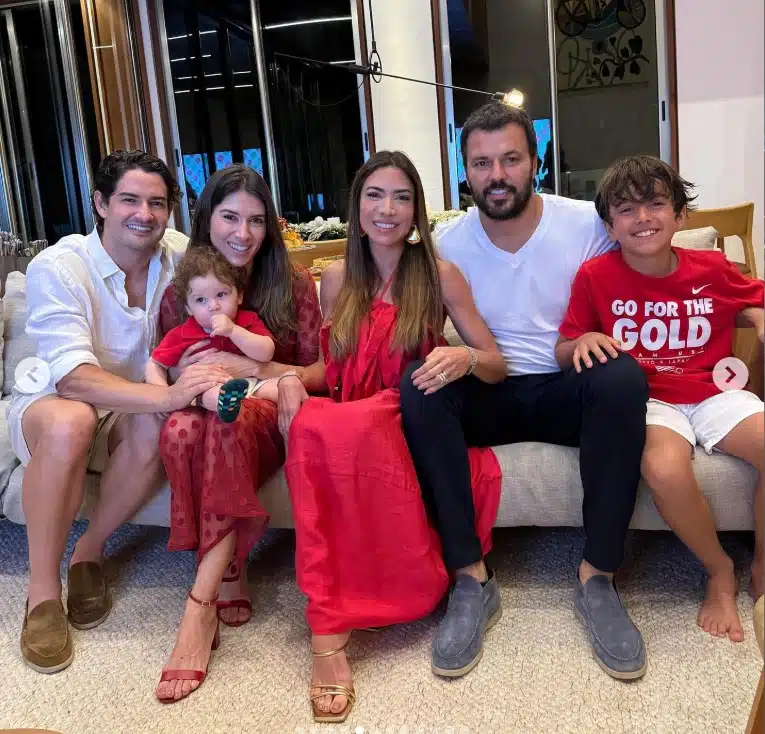 Rebeca Abravanel ao lado de Benjamin e do jogador Alexandre Pato