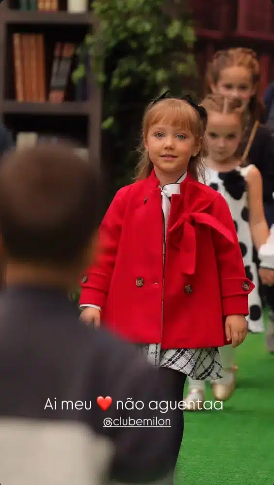 Vicky Justus, filha de Roberto Justus, na passarela do Fashion Week Kids