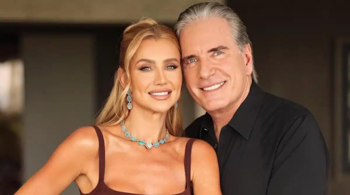 Ana Paula Siebert e Roberto Justus mostram a filha em importante desfile