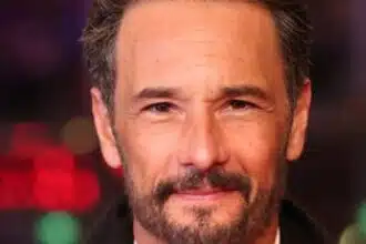 Rodrigo Santoro surge com a família na Austrália