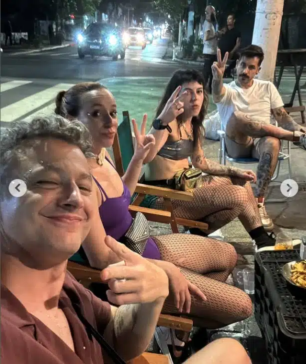 Ex-marido de Sandy junto com alguns de seus amigos