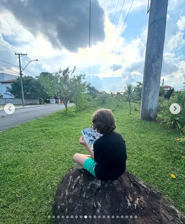 Lucas Lima mostrando seu filho com Sandy com quadrinho japoneses