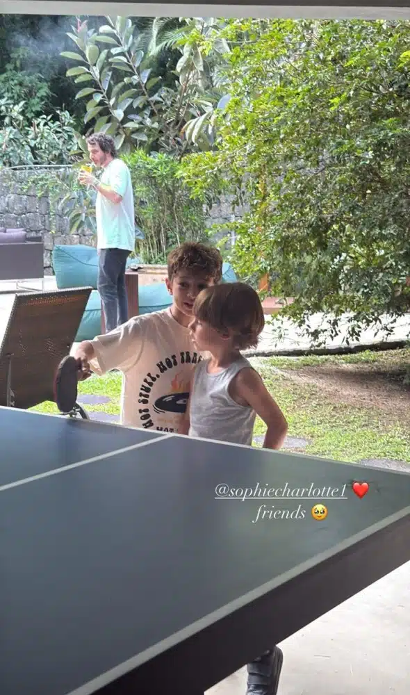 Os filhos de Sophie Charlotte e Isis Valverde posam se divertindo juntos
