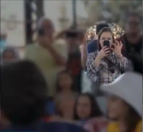 Suzane Von Richthofen vendo apresentação da enteada na escola