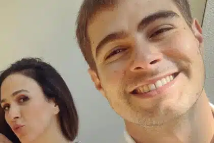 Tatá Werneck e Rafa Vitti mostram a filha brincando na praia