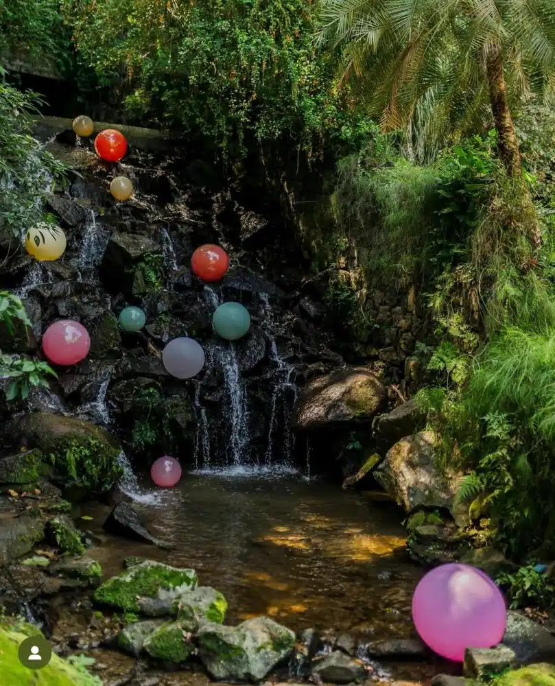 Até a cachoeira da casa de Thaila Ayala e Renato ganhou uma decoração especial