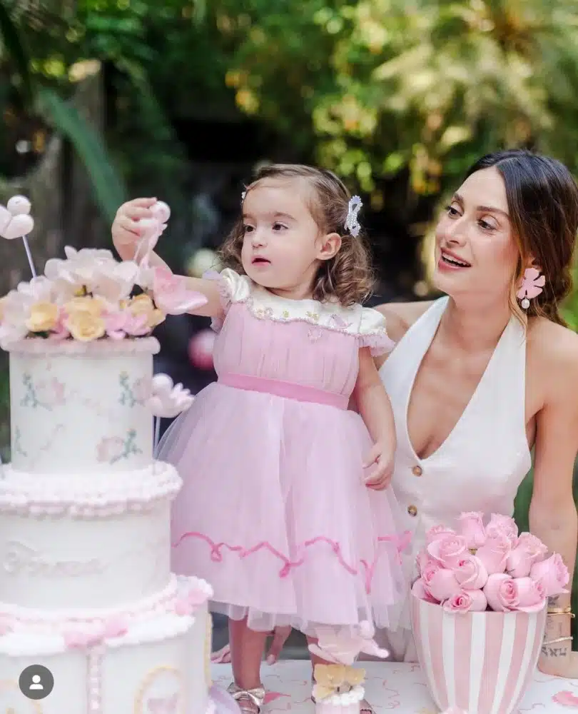 Thaila Ayla faz linda festa para filha de 2 anos