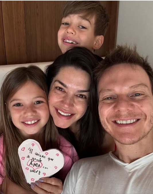Thaís Fersoza ganha presente especial dos filhos no seu aniversário de 41 anos e encanta 