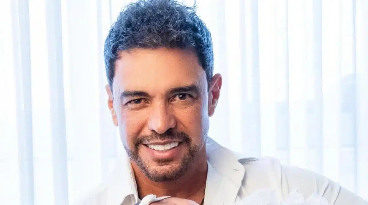 Zezé Di Camargo mostra sua bebê vestida de coelhinha