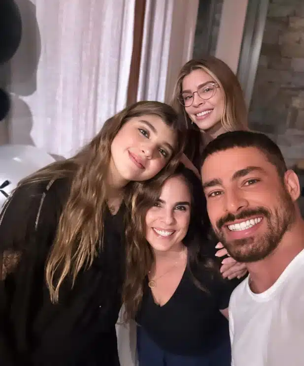 Cauã Reymond posa com Grazi Massafera e a filha na festa de aniversário dos 13 anos de Sofia e surpreendem 