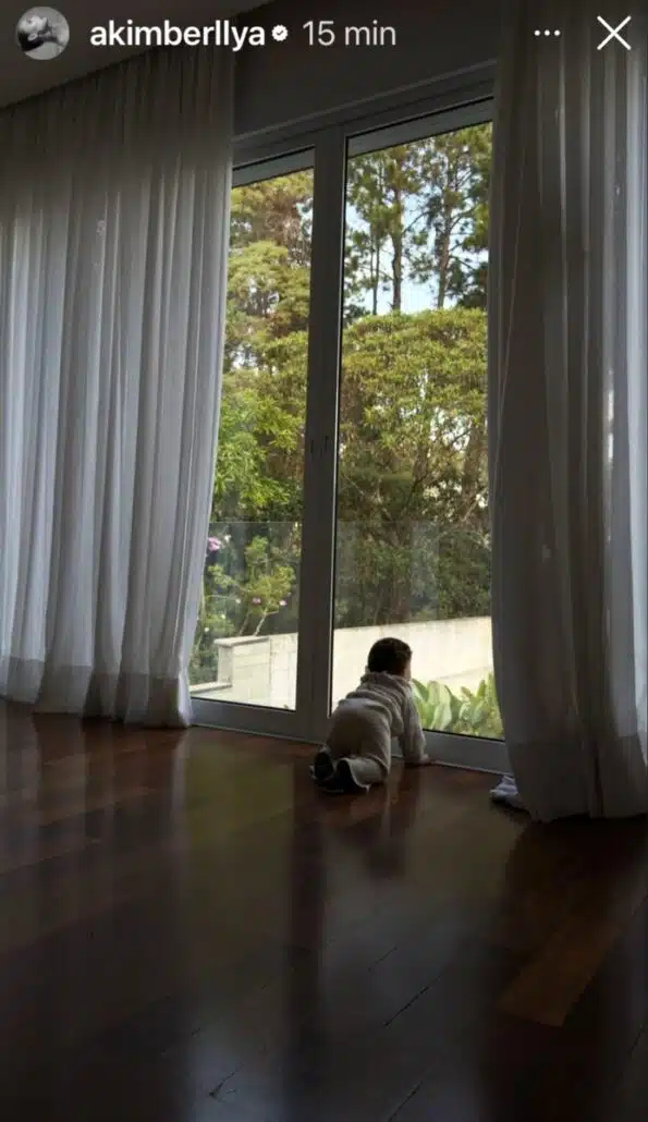 Amanda Kimberlly exibindo a bebê na mansão nova
