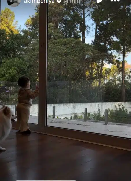 Amanda Kimberlly mostrando a filha em mansão