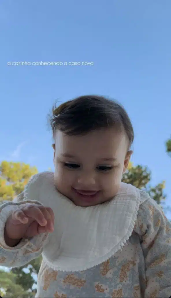 Filha de Amanda Kimberlly nos jardins de sua nova mansão