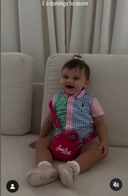 Amanda Kimberlly exibiu sua filha sorrindo