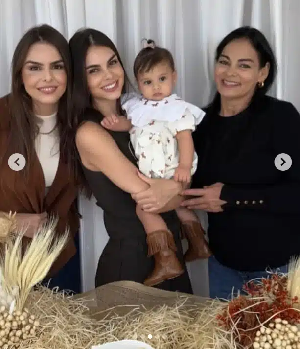 Amanda Kimberlly mostrando a mãe pela primeira vez