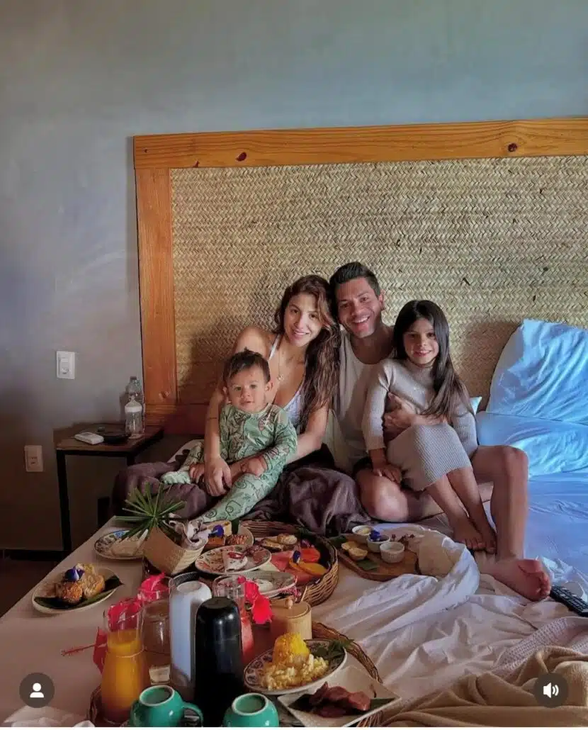 Arthur Aguiar surpreendeu a namorada com um café da manhã na cama