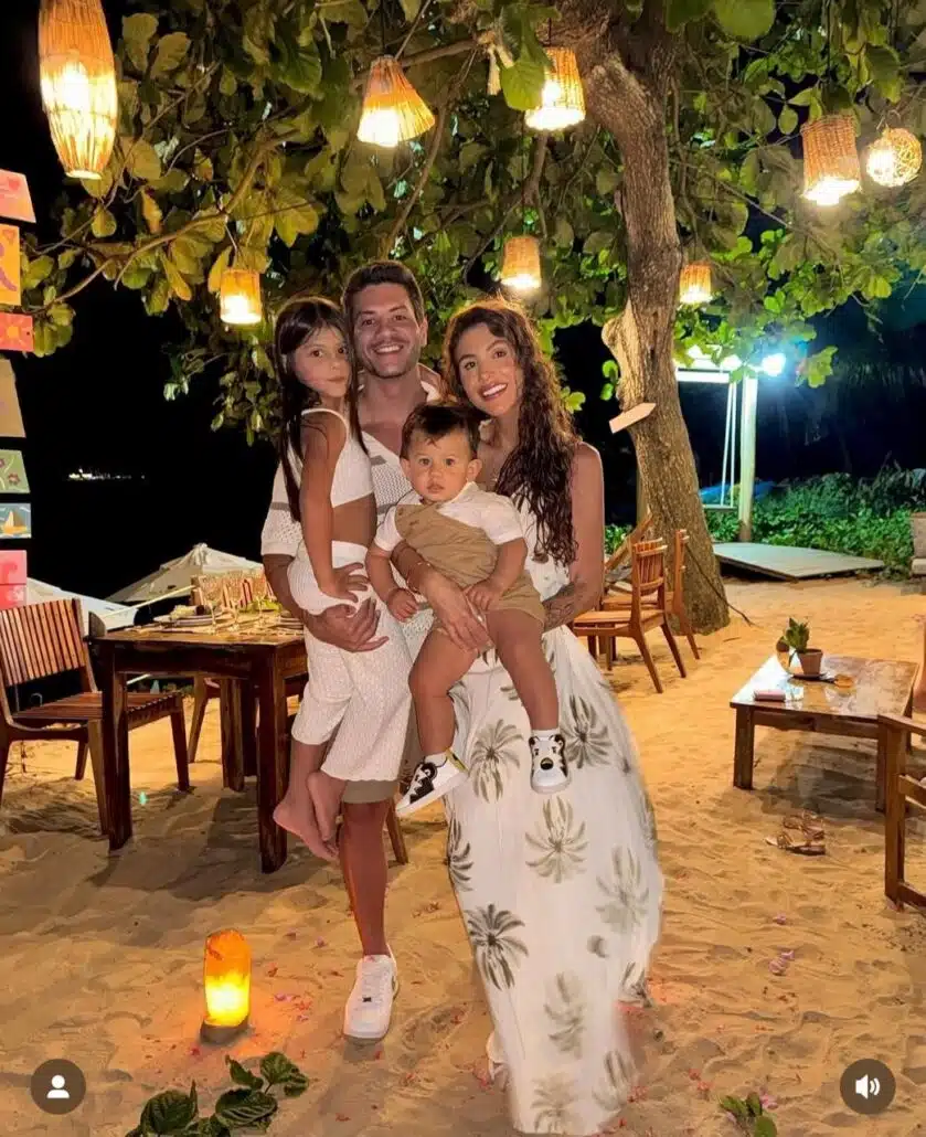 O ator Arthur Aguiar posa com os filhos no jantar de aniversário da namorada