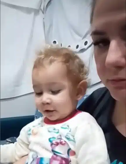 O bebê Anthony junto de sua mãe Natasha