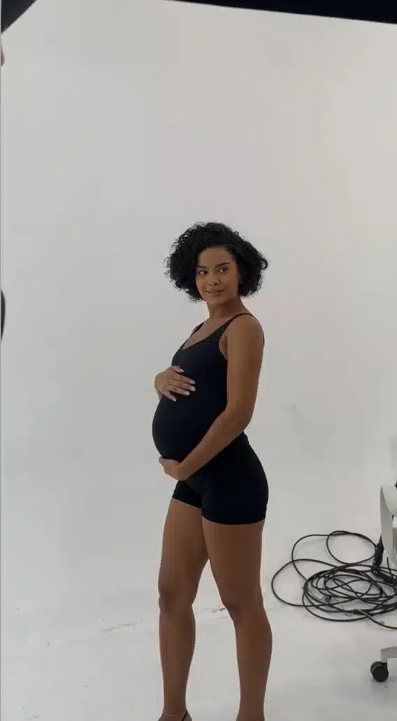 A atriz Bella Campos mostrou sua barriga de grávida