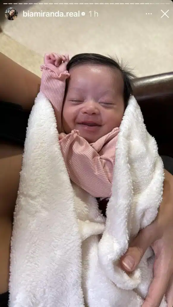 Maysha, filha de Bia Miranda e Gato Preto, indo para casa