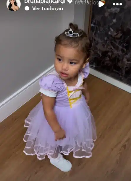 Bruna Biancardi mostrando sua filha com fantasia de princesa