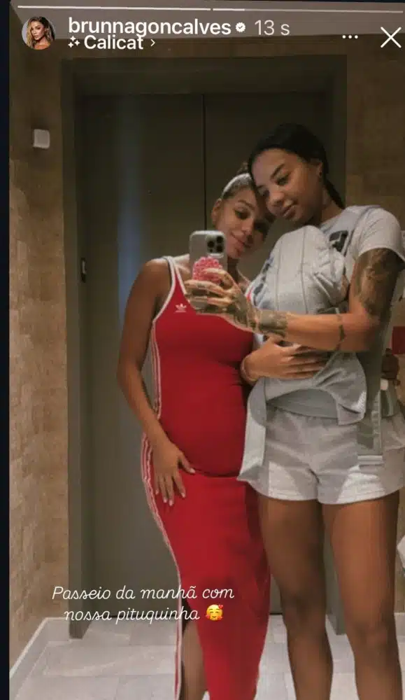 Brunna Gonçalves e Lud levando a bebê para passear