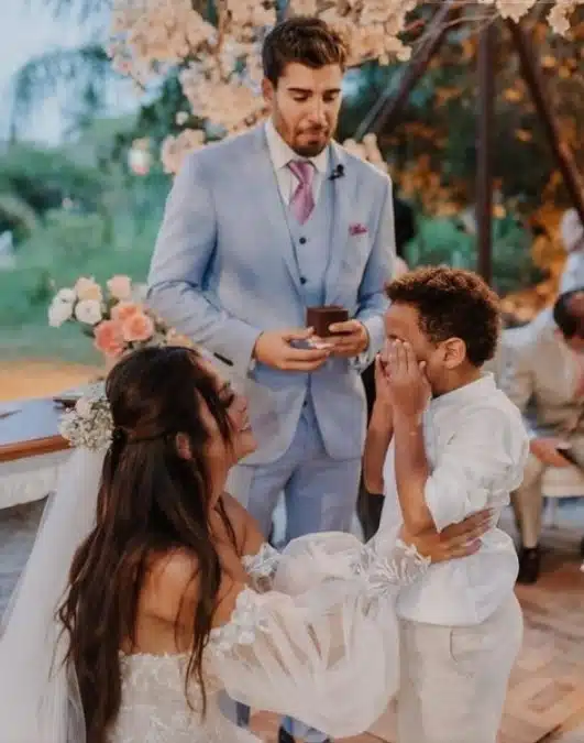 Carol Nakamura e Guilherme Leonel com o filho adotivo que voltou para sua mãe biológica