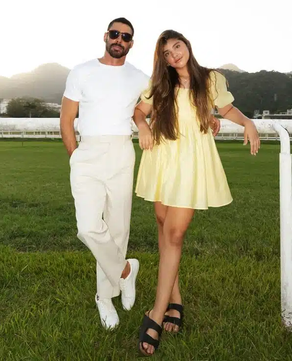 Cauã Reymond ao lado de sua filha com Grazi Massafera