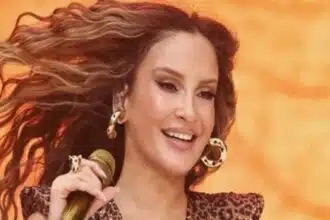 Claudia Leitte mostra sua filha fazendo faxina em casa e encanta