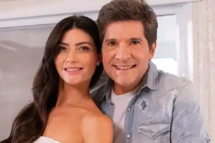 Daniel mostra as filhas na escola da mãe