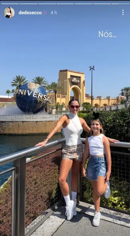 Deborah Secco posa com sua filha em parque de diversões em Orlando e surpreende 