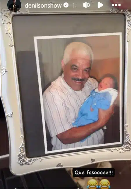 Denílson mostrando o pai com a filha ainda recém-nascida