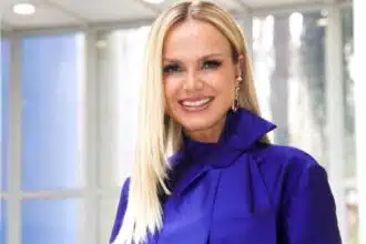 Eliana mostra a filha fazendo maquiagem de Dia das Mães nela