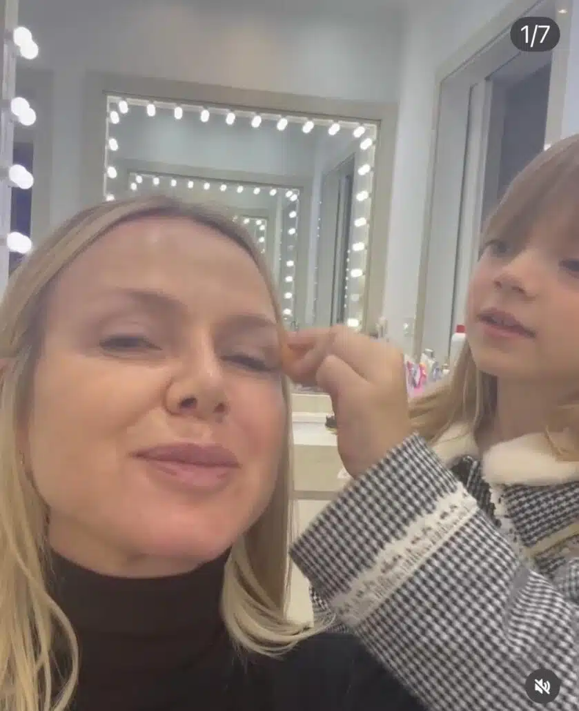 Manu, filha de Eliana, maquiando a mamãe pro Dia das Mães